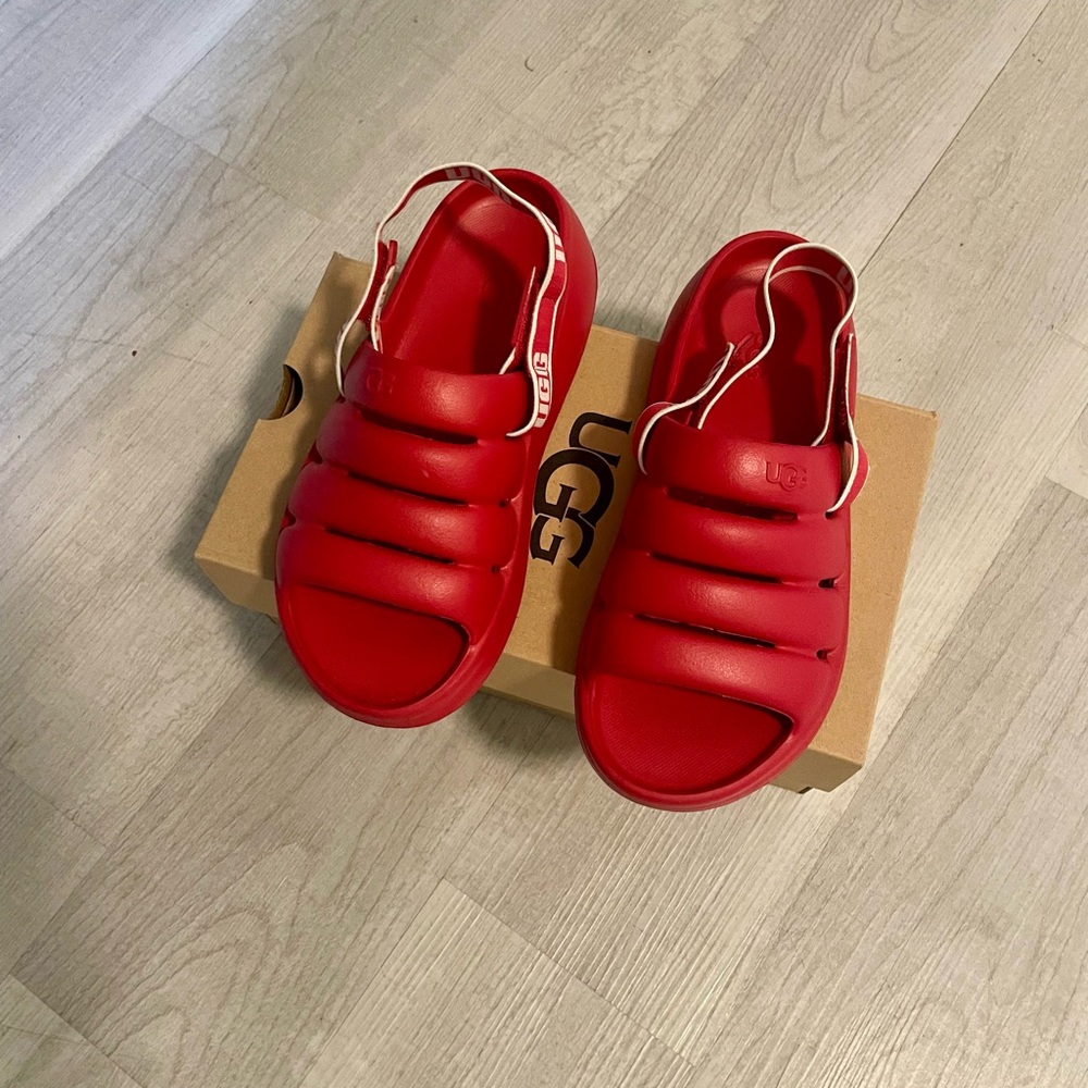 UGG woman’s Sport Yeah slides size 5 worn a few times. Comes with box